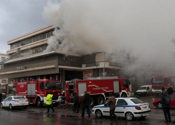 Πυρκαγιά σε κτήριο που στεγάζεται πολυκατάστημα στο Χολαργό