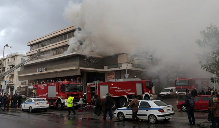 Πυρκαγιά σε κτήριο που στεγάζεται πολυκατάστημα στο Χολαργό