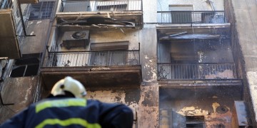 Πυρκαγιά στην Καλλιθέα: 5 παιδιά και 3 ενήλικες προληπτικά στο νοσοκομείο