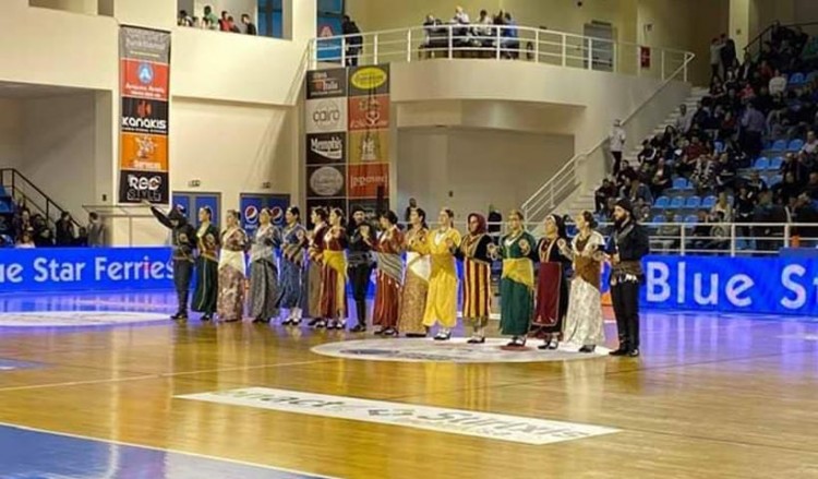 Πανό για τα 100 χρόνια από τη Γενοκτονία των Ελλήνων του Πόντου σε ημίχρονο αγώνα μπάσκετ