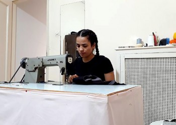 Αθήνα: Η νεαρή πρόσφυγας από το Αφγανιστάν παρουσίασε την κολεξιόν μόδας που σχεδίασε