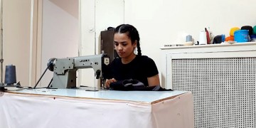 Αθήνα: Η νεαρή πρόσφυγας από το Αφγανιστάν παρουσίασε την κολεξιόν μόδας που σχεδίασε