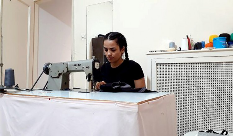 Αθήνα: Η νεαρή πρόσφυγας από το Αφγανιστάν παρουσίασε την κολεξιόν μόδας που σχεδίασε