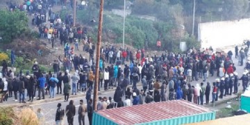 Πετροπόλεμος και χημικά στο ΚΥΤ Σάμου – Κλειστά σχολεία