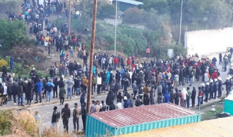 Πετροπόλεμος και χημικά στο ΚΥΤ Σάμου – Κλειστά σχολεία