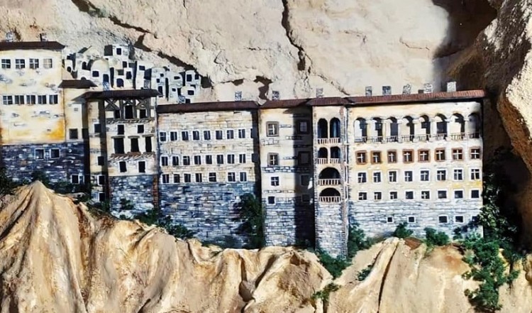 Η φάτνη στο Παραδείσι Ρόδου φέτος έχει και μινιατούρα της Παναγίας Σουμελά (βίντεο)