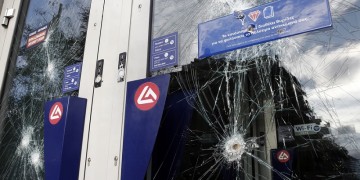 Μπαράζ καταδρομικών και σπασίματα σε όλη την Αθήνα (φωτο)