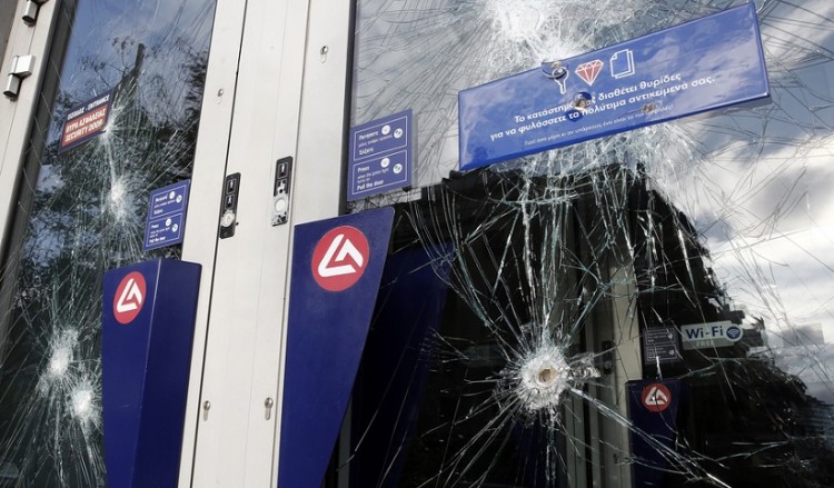 Μπαράζ καταδρομικών και σπασίματα σε όλη την Αθήνα (φωτο)