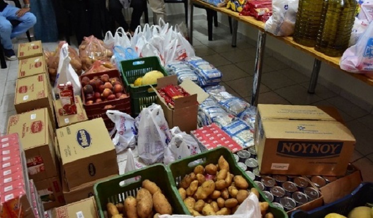 Συγκέντρωση τροφίμων στην Ένωση Ποντίων Καλαμαριάς ενόψει των Χριστουγέννων