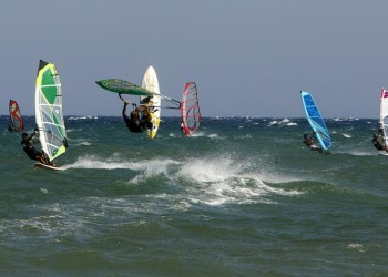 Αγνοούνται τρεις σέρφερ στον Σχοινιά – Μεγάλη κινητοποίηση