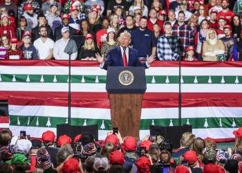 Ιστορική απόφαση: Η Βουλή των Αντιπροσώπων παραπέμπει σε δίκη τον Τραμπ