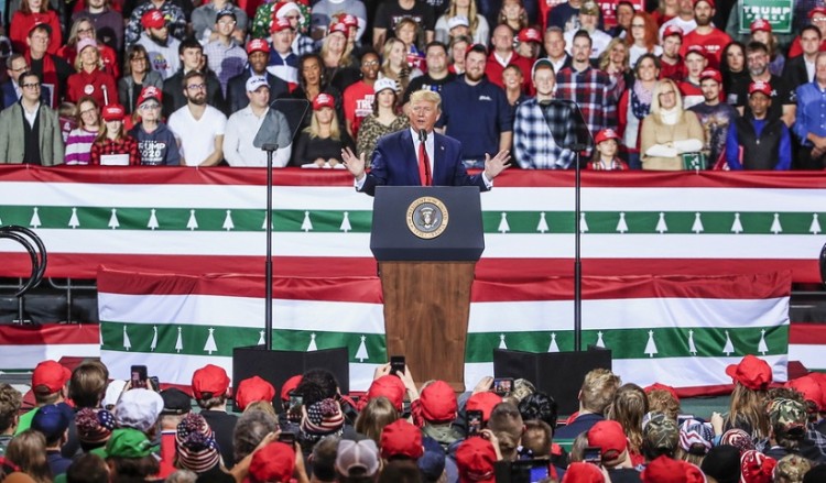 Ιστορική απόφαση: Η Βουλή των Αντιπροσώπων παραπέμπει σε δίκη τον Τραμπ