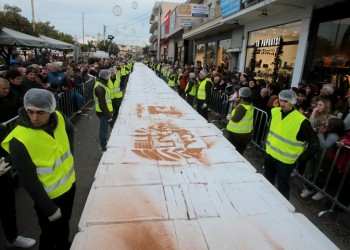 Βασιλόπιτα «γίγας» 5 τόνων στο Περιστέρι (βίντεο)