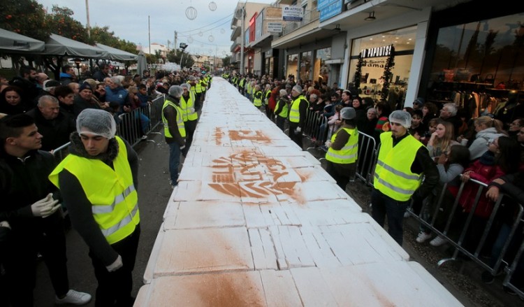 Βασιλόπιτα «γίγας» 5 τόνων στο Περιστέρι (βίντεο)