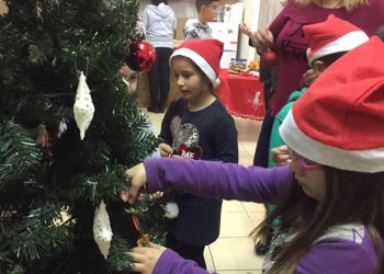 Με χριστουγεννιάτικα σκουφάκια και αναμμένο τζάκι στόλισε την αίθουσά της η Εύξεινος Λέσχη Χαρίεσσας