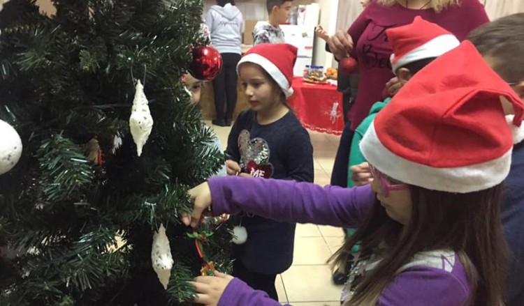 Με χριστουγεννιάτικα σκουφάκια και αναμμένο τζάκι στόλισε την αίθουσά της η Εύξεινος Λέσχη Χαρίεσσας