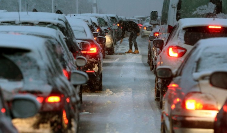 Ζηνοβία: Έκλεισε η Αθηνών-Λαμίας από τα χιόνια – Μεγάλη ταλαιπωρία στη Μαλακάσα (φωτο)