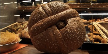 Καλές γιορτές με κάλαντα, φωτιές, μεταμφιέσεις και χριστόψωμο