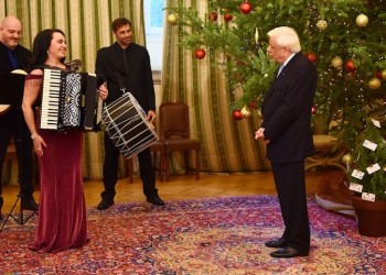 Το τραγούδι «Γενοκτονία» παρουσίασε η Ζωή Τηγανούρια στον Προκόπη Παυλόπουλο (βίντεο)