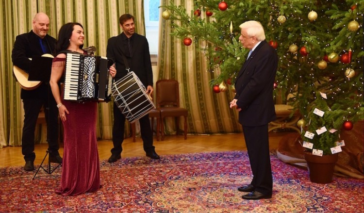 Το τραγούδι «Γενοκτονία» παρουσίασε η Ζωή Τηγανούρια στον Προκόπη Παυλόπουλο (βίντεο)