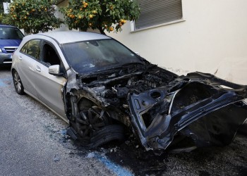 Νύχτα εμπρησμών στο Κολωνάκι – Κάηκαν τέσσερα αυτοκίνητα