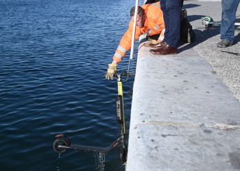 Υποβρύχιο drone «κυνηγά» βυθισμένα πατίνια στον Θερμαϊκό