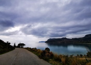 Καιρός: Βροχές, ισχυροί άνεμοι και σκόνη την Τετάρτη