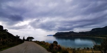 Καιρός: Βροχές, ισχυροί άνεμοι και σκόνη την Τετάρτη