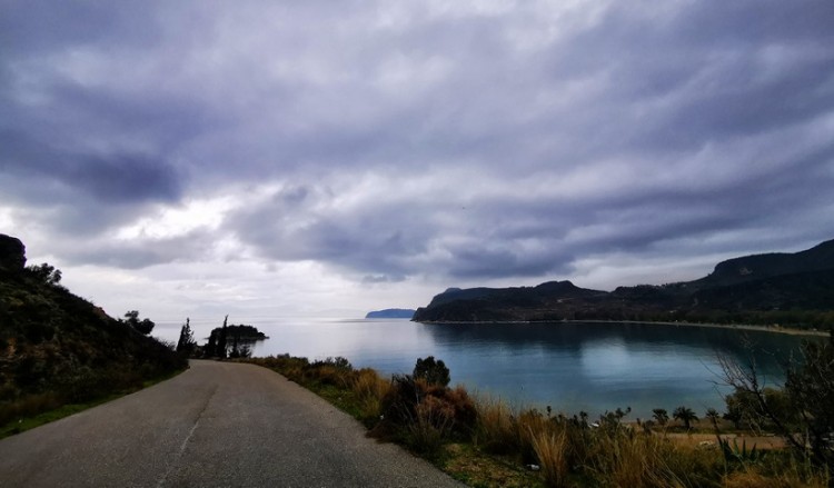 Καιρός: Βροχές, ισχυροί άνεμοι και σκόνη την Τετάρτη