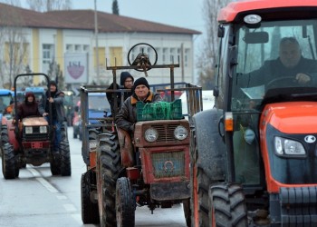 Λάρισα: Οι αγρότες έβγαλαν τα τρακτέρ στους δρόμους