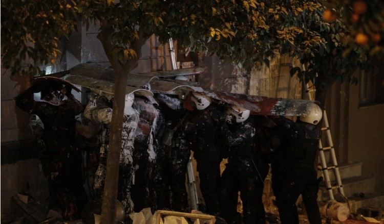 Κουκάκι: 13 συλλήψεις στις αστυνομικές επιχειρήσεις για την εκκένωση δύο κτηρίων (φωτο)