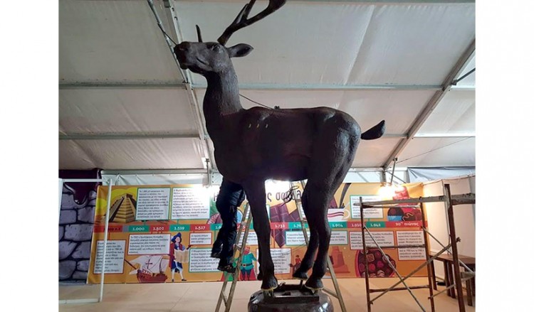 Στην Κατερίνη το μεγαλύτερο σοκολατένιο ελάφι του κόσμου, που διεκδικεί ρεκόρ Γκίνες!