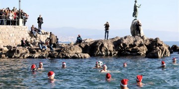 Κροατία: Βουτιές σε θάλασσες και ποτάμια για τον ερχομό του 2020