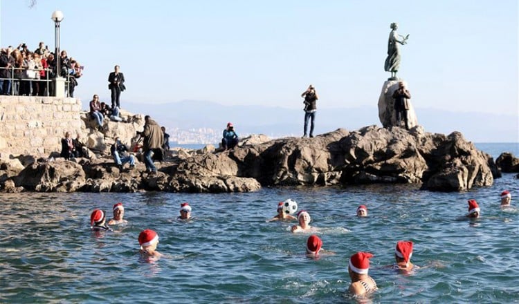 Κροατία: Βουτιές σε θάλασσες και ποτάμια για τον ερχομό του 2020