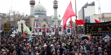 Χιλιάδες Ιρανοί στους δρόμους της Τεχεράνης – Ζήτησαν εκδίκηση για τον θάνατο του Σουλεϊμανί