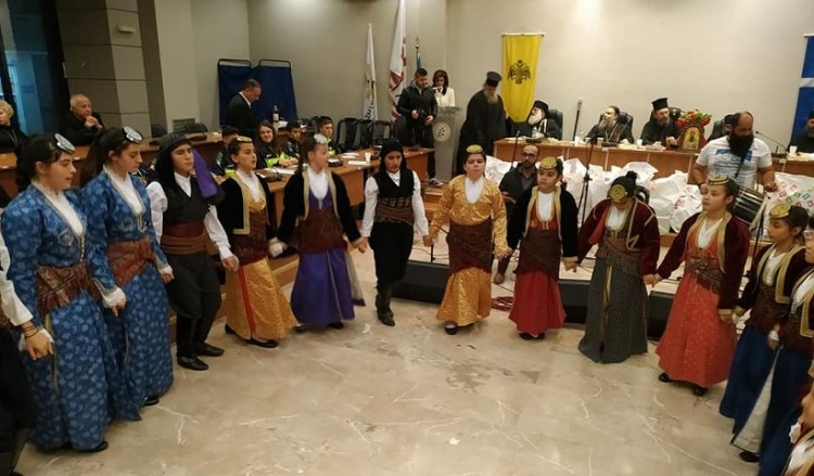 Φυλή: Με ποντιακούς χορούς και τραγούδια η κοπή πίτας του Συλλόγου «Παναγία η Κανάλα» (βίντεο)