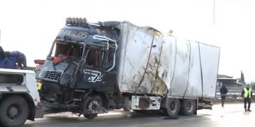 ΚΤΕΛ συγκρούστηκε με φορτηγό – Ένας νεκρός, δύο τραυματίες