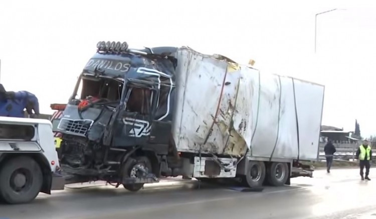 ΚΤΕΛ συγκρούστηκε με φορτηγό – Ένας νεκρός, δύο τραυματίες