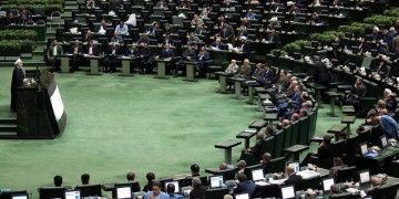 Ιράν: Η απάντηση στη δολοφονία του πυρηνικού επιστήμονα τροφοδοτεί τη σύγκρουση σκληροπυρηνικών και μεταρρυθμιστών