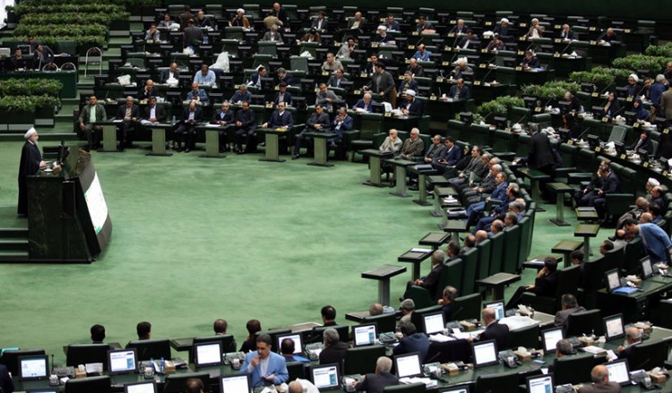 Ιράν: Η απάντηση στη δολοφονία του πυρηνικού επιστήμονα τροφοδοτεί τη σύγκρουση σκληροπυρηνικών και μεταρρυθμιστών