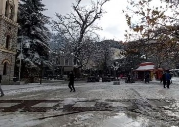 Προβλήματα στα Καλάβρυτα λόγω σφοδρής χιονόπτωσης