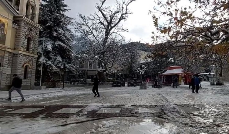 Προβλήματα στα Καλάβρυτα λόγω σφοδρής χιονόπτωσης