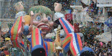 Περίεργοι εμπρησμοί σε καρναβαλικές κατασκευές στην Πάτρα