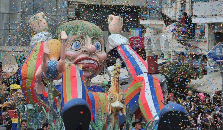 Περίεργοι εμπρησμοί σε καρναβαλικές κατασκευές στην Πάτρα