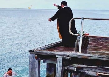 Ελληνοαυστραλός ιερέας ταξιδεύει στα πύρινα μέτωπα και προσφέρει βοήθεια