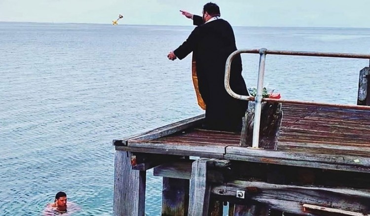 Ελληνοαυστραλός ιερέας ταξιδεύει στα πύρινα μέτωπα και προσφέρει βοήθεια