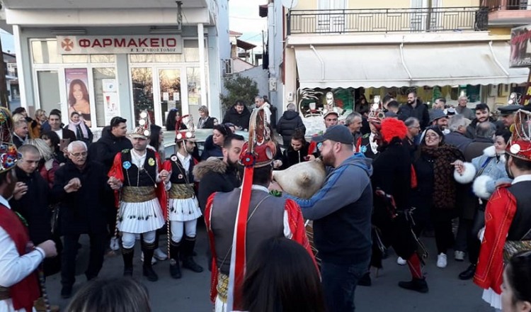 Οι Μωμόγεροι στο Λάκκωμα Χαλκιδικής και η στάση τους στο μνημείο Γενοκτονίας των Ποντίων