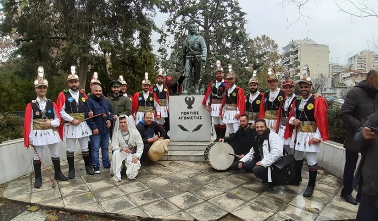 Πολίχνη: Οι Μωμόγεροι ολοκλήρωσαν την παράστασή τους με ποντιακό γλέντι (βίντεο)