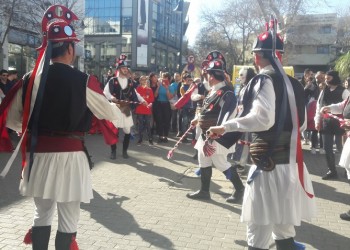 Εντυπωσίασαν οι «Μωμόγεροι» στο κέντρο της Ρόδου (βίντεο)