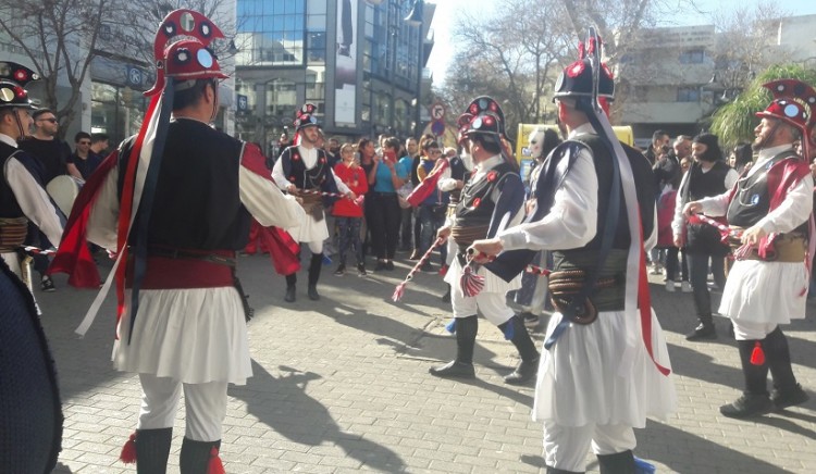 Εντυπωσίασαν οι «Μωμόγεροι» στο κέντρο της Ρόδου (βίντεο)